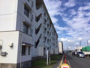 社（やしろ）住宅と社第二住宅。地元に就労するベトナム人が多く入居する