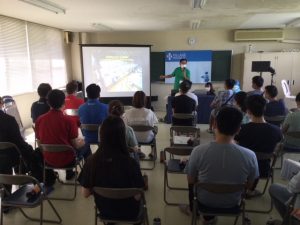 在留外国人が増加する今、「災害時要援護者」と位置づけられている外国籍の人たちにも防災の知見が必要となるだろう。兵庫県加東市の社（やしろ）の公営住宅にてベトナム国籍の入居者向けに行われた防災イベントをレポートする。