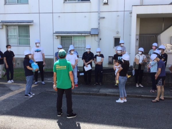 ヘルメットを被り、避難所へ向けて経路確認へ、出発