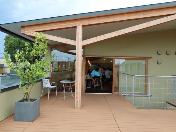 2階の寺子屋と呼ばれる教室的な場所。広々としてテラスにはテーブル、椅子があり、ここも寛ぎの場のひとつ