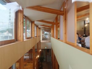 建物として、使われ方、使い方として風通しのよさを感じた。開かれたと言ってもいい。こちらは2階から建物を貫く通り土間部分を見下ろしたところ