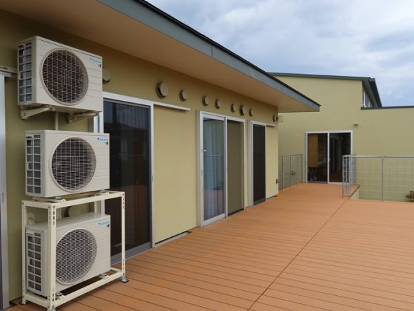 2階の寺子屋と呼ばれる教室的な場所。広々としてテラスにはテーブル、椅子があり、ここも寛ぎの場のひとつ