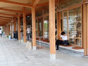 建物内外のあちこちに腰掛けられる場がつくられており、それぞれがそれぞれのペースで時間を過ごせる