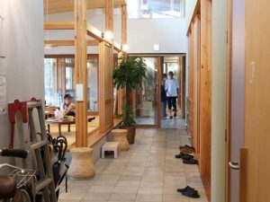 建物内を貫く廊下は上部が吹き抜けになっており、開放的。建物全体にドアは少なく、大半は引き戸