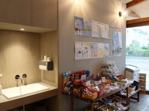 コインランドリーと通り土間を挟んだ隣にある小規模多機能型居宅介護施設の一角にある駄菓子店