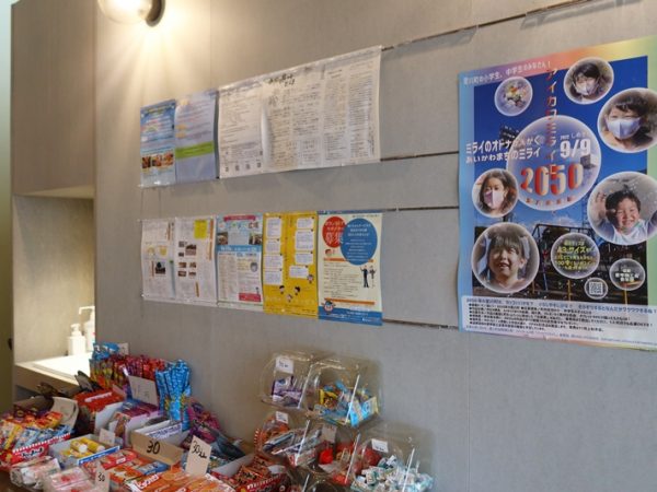 建物内外のあちこちに腰掛けられる場がつくられており、それぞれがそれぞれのペースで時間を過ごせる