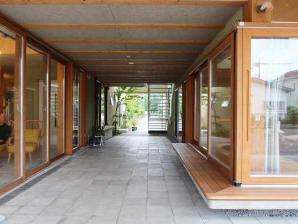 バス通りを抜け、公園を抜けた先に見えてきたのが春日台センターセンター。通り抜けられるように、と正面に見えているのと同じ通り土間が2ヶ所に設けられている