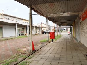 人気のない商店街。開いている店のほうが少ない