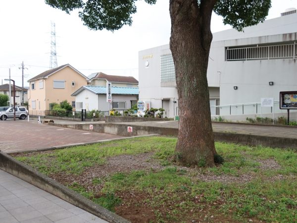 バス通りを抜け、公園を抜けた先に見えてきたのが春日台センターセンター。通り抜けられるように、と正面に見えているのと同じ通り土間が2ヶ所に設けられている