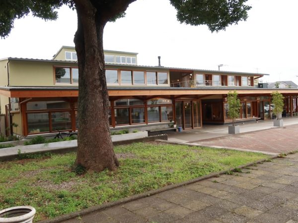 話を伺ったセンター長の安倍さん。多様な人が集まることで知られる石川県の佛子園を経て現在は愛川舜寿会に勤務