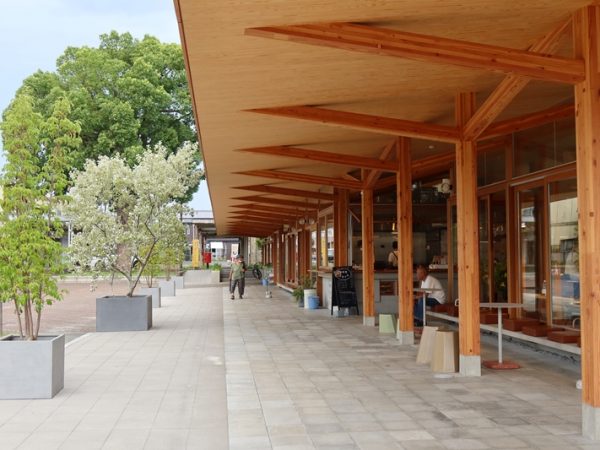 建物として、使われ方、使い方として風通しのよさを感じた。開かれたと言ってもいい。こちらは2階から建物を貫く通り土間部分を見下ろしたところ