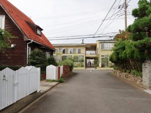 バス通りを抜け、公園を抜けた先に見えてきたのが春日台センターセンター。通り抜けられるように、と正面に見えているのと同じ通り土間が2ヶ所に設けられている