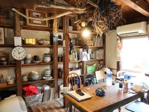 シェアハウスのリビング。最近、猫も住むようになった