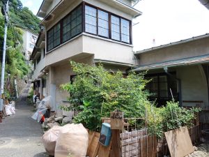 右側が画家のアトリエ。その奥にまだ手が付けられていないアパートがある