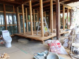 作業中のアーティスト利用を意識した部屋。トイレ、窓ガラスなどはもらいもの