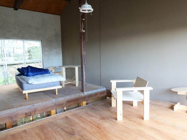 バイソンギャラリー。奥から入り口方向を見る。手前のテーブルは材木を積んだだけのもの。全体的に工事中なのであちこちにモノが散乱している