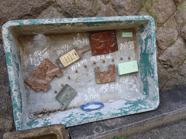 バイソン入り口。ご自由にお持ちくださいと烏骨鶏の卵が置かれることがあるそうだ。道は緩やかにカーブしているため、全貌は見えない