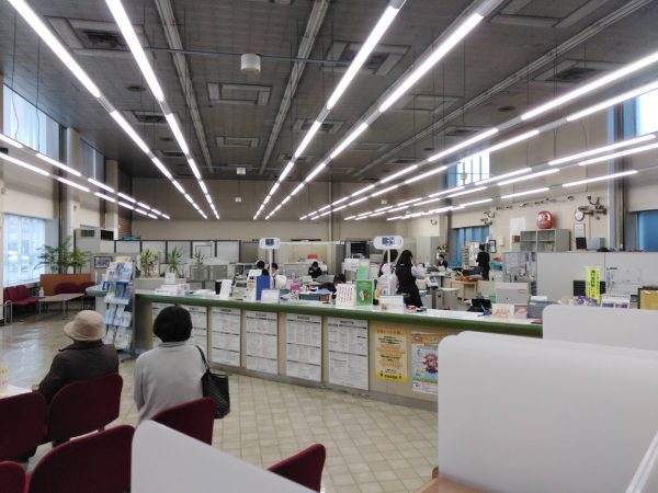 1964年、竣工当時の信用金庫の建物の様子。近隣と比して規模の大きさがわかる（提供：しののめ信用金庫）