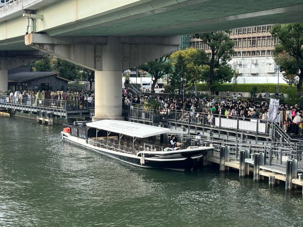 北浜蚤の市限定クルーズ。会場の船着き場からクルーズが特別運行される企画も実現。運行ルートは、若松浜→中之島芝生広場→若松浜。30分1,000円