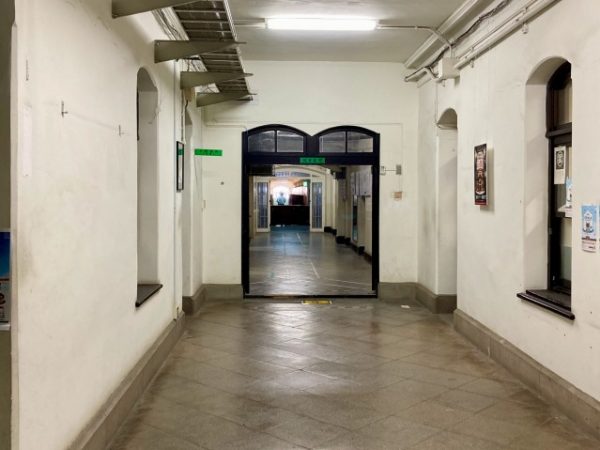 庁舎1階、執務室から収容棟へと続く廊下