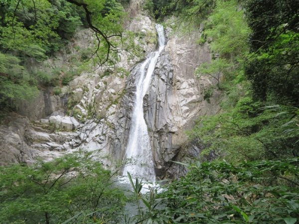 新神戸駅の裏側には滝やダムのあるハイキングコースが