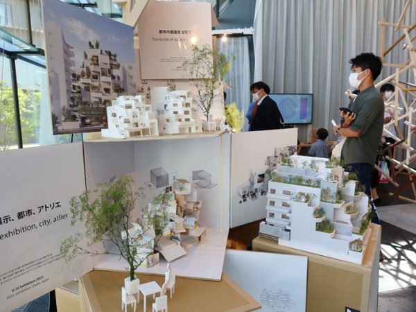 佐々木氏の展示。例に挙げていただいたホテルは中央右にあるもの。それ以外では海辺の公園に建つ、公園でもあり、ホテルのテラスでもある空間を持ったホテルや塀を取り込んだ建物など興味深い建築が並んでいた