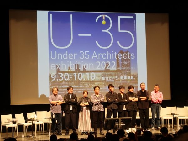 ゲスト建築家、建築史家の方々。残念ながら建築家の谷尻誠氏は欠席で総勢９名。シンポジウムの合間のパンフレットへのサイン会には長蛇の列ができており、人気ぶりがうかがえた
