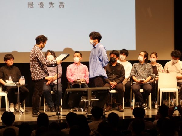 ゴールドメダルの授賞の様子。ドアノブのメーカー、ユニオン製作のメダルだそうで、遠目にも輝いていた