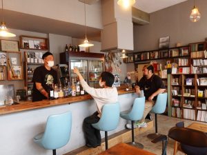 岡山県玉野市のかつて栄えた宇野港周辺を何とかしようと、アーティストである森岡氏が「うのずくり」という計画を開始し、クリエイターの移住を促進。約10年で個性的な移住者が増加し面白い店を開くなど、新しいまちがつくられていっている。