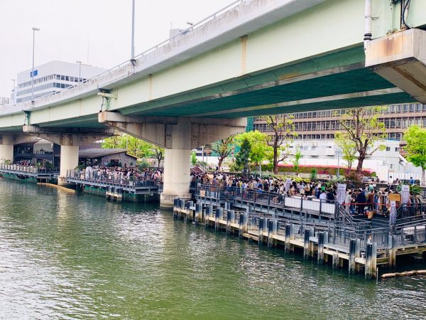8回目北浜蚤の市の様子。高架下の中之島LOVE CENTRALの横テラスで開催された。写真提供：北浜蚤の市