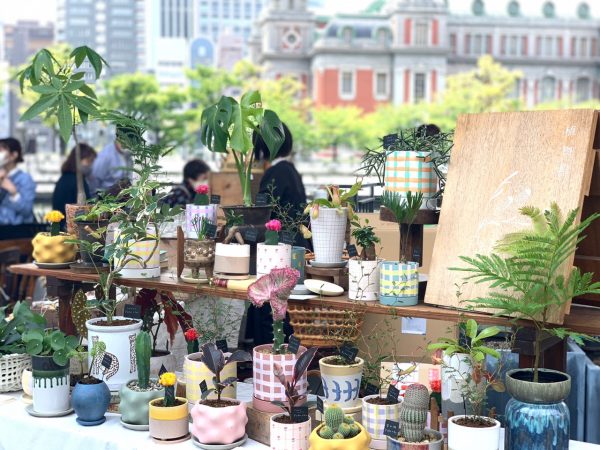 8回目北浜蚤の市の様子。高架下の中之島LOVE CENTRALの横テラスで開催された。写真提供：北浜蚤の市