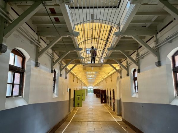 第三寮。天窓から1階まで自然光が差し込む。ここは明治時代の舎房を復元し、史料館として保存公開される予定だ