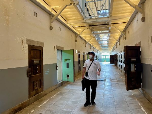 来場者に建物を説明する前畑洋平さん