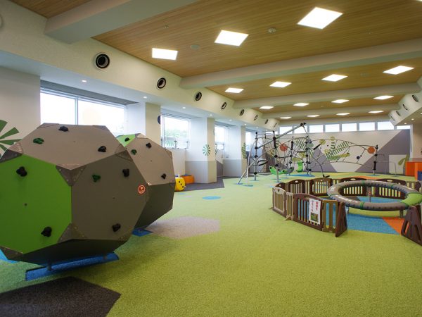 『ベビーエリア』</br>ドイツのプレイハウスやフランスのトンネルキットなど、中・小型のさまざまな乳児用遊具を備え、乳児が安心して遊べるエリア