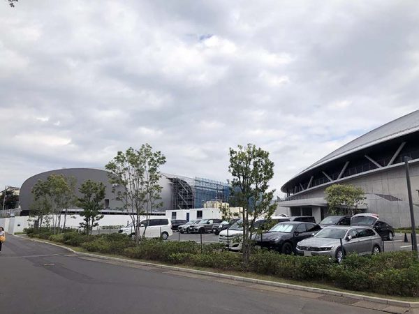 左奥が建設中の(仮称)千葉公園体育館、右手前が千葉JPFドーム