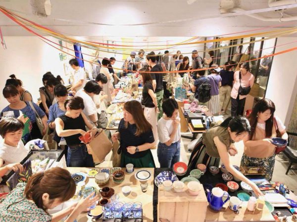 第2回の様子。主催者3名が働いていたオフィスのあるビルで開催。写真提供：北浜蚤の市