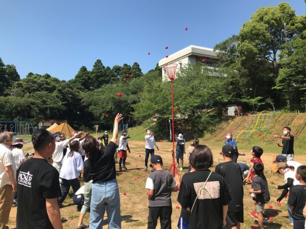お話をお聞きした、株式会社運動会屋　地域共創事業部　部長でキャンピース横芝光の校長の飯田健史さんと、キャンピース横芝光スタッフの大木美穂さん。「リピーターで来てくださったお客様がお嬢さんをほかのキャンプ場に連れて行ったら『このキャンプ場の校長先生は誰なの？』と不思議がっていたそうです。そのお嬢さんはキャンプ場に校長先生がいると思っているということですよね。そういう話をお聞きすると、お嬢さんの心に何かが刻まれた証だと思ってうれしいですね」と飯田さん。「学校という立地からか安心感があり、ファミリーでのご利用が多いですね。親御さんが安心してお子様を遊ばせられるキャンプ場だと思います。スタッフがフォローしますので、初めてキャンプをする方にもぜひ遊びに来ていただきたいですね」と大木さん