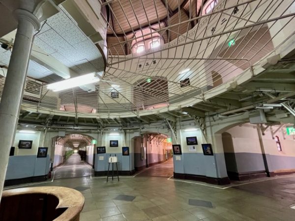 庁舎1階、執務室から収容棟へと続く廊下