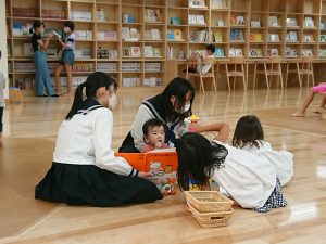 高校生も託児から多くのことを学ぶ（写真提供:三原市）