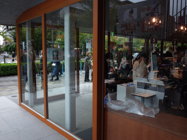 店舗の側面もガラスなので非常に見通しがよい