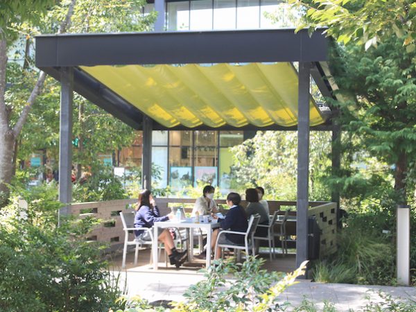 東屋、屋台、キッチンカー、ベンチなど、多面的な装置がこの場所に立体的な魅力を与えている