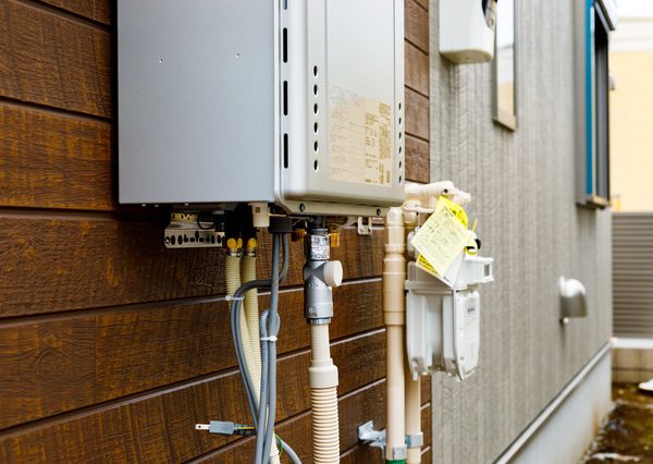 『自分で点検！ ハンドブック』では、イラストで給湯機器の各部を説明している