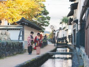 ▲飛騨市の代表的な観光名所「瀬戸川と白壁土蔵街」。初代高山藩主・金森長近によってまちづくりが行われ、飛騨三城に称えられる「増島城」の城下町として栄えた歴史を持つ