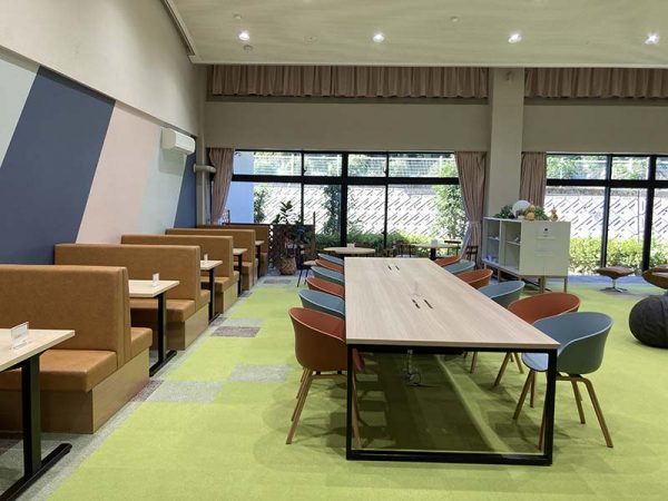 中央に置かれた卓球台とバランスボールチェア
