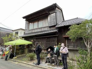 「ゲストハウス旧河野邸」は寄付方式で再生。７年間の定期借家権を設定し、簡易宿泊所として再生。家主は金銭的負担が一切なく、７年後には改築された家が戻る