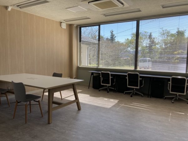 中央に置かれた卓球台とバランスボールチェア
