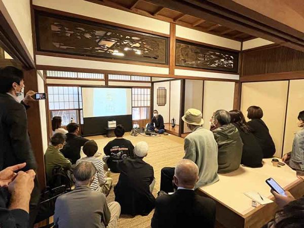 江戸末期に建てられた「許斐本家」は、重要伝統的建造物群保存地区にある。九州最古の茶商で、今も営業している