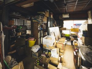 倉庫として使われていた住戸内はこんな感じ。モノを出すことから作業が始まった<br>Photo：TADA