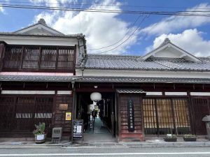 江戸末期に建てられた造り酒屋の建物を整備し、八女福島の歴史や見どころなどを紹介している「八女市横町町家交流館」