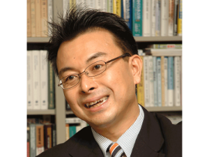 <b>清水千弘：</b>一橋大学ソーシャル・データサイエンス教育研究推進センター 教授。1967年岐阜県大垣市に生まれる。東京工業大学理工学研究科博士課程中退。東京大学博士(環境学)。専門は、指数理論・不動産経済学。麗澤大学教授、日本大学教授等を経て現職。麗澤大学国際高等研究機構副機構長・学長補佐を兼務する